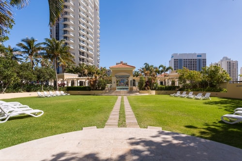 Oceanview 3 Bedroom Apartment in Heart of Surfers 25 Serain Residences
