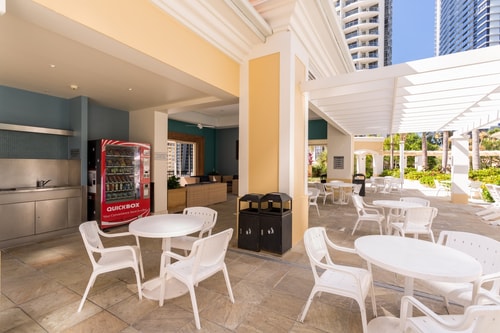 Oceanview 3 Bedroom Apartment in Heart of Surfers 28 Serain Residences