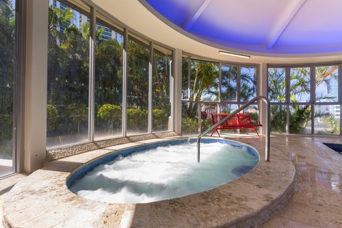 Oceanview 3 Bedroom Apartment in Heart of Surfers 21 Serain Residences