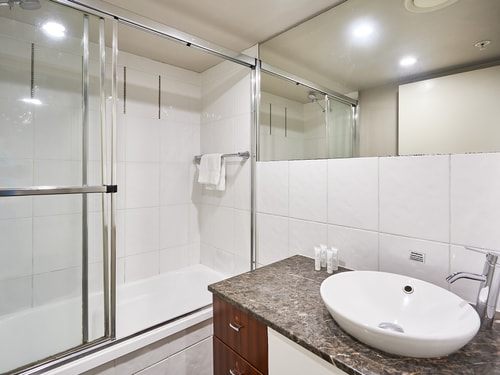 Oceanview 3 Bedroom Apartment in Heart of Surfers 14 Serain Residences