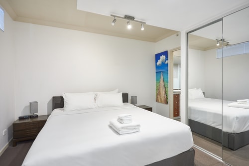 Oceanview 3 Bedroom Apartment in Heart of Surfers 9 Serain Residences