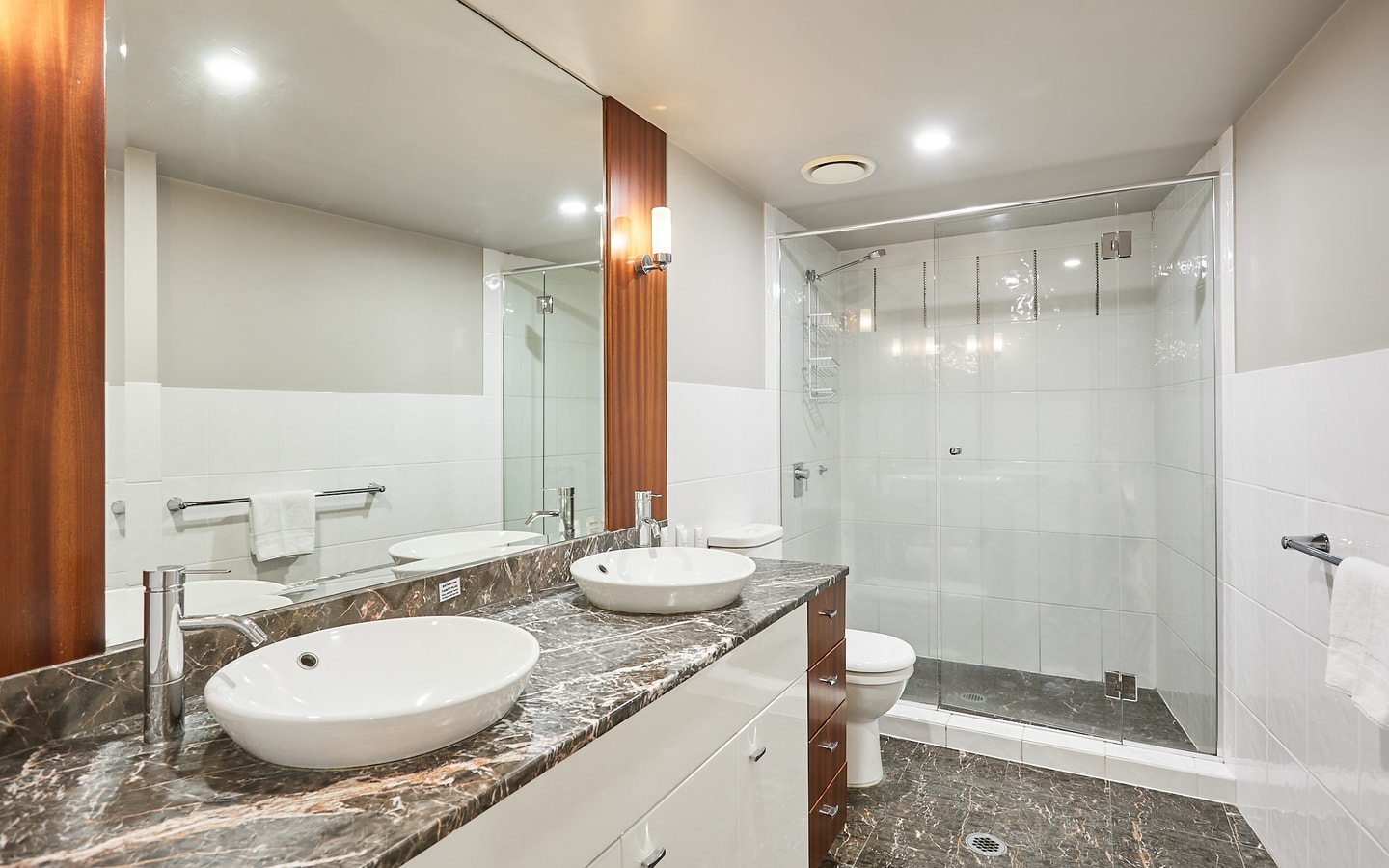 Oceanview 3 Bedroom Apartment in Heart of Surfers 13 Serain Residences