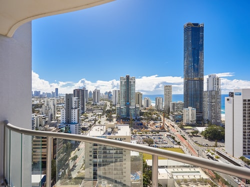 Oceanview 3 Bedroom Apartment in Heart of Surfers 3 Serain Residences