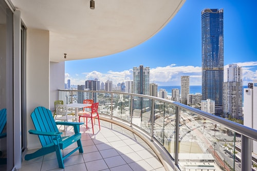 Oceanview 3 Bedroom Apartment in Heart of Surfers 2 Serain Residences