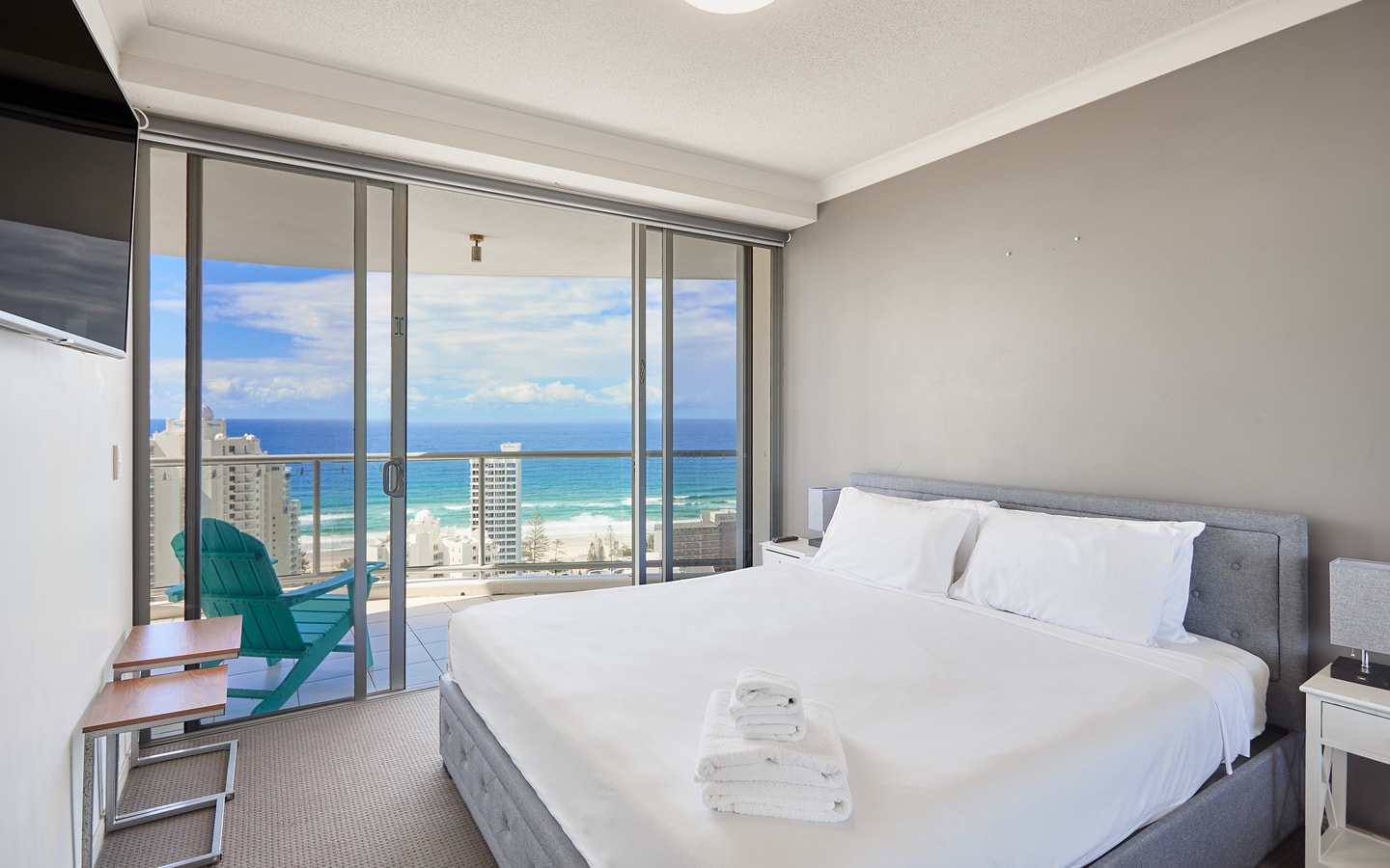 Oceanview 3 Bedroom Apartment in Heart of Surfers 7 Serain Residences