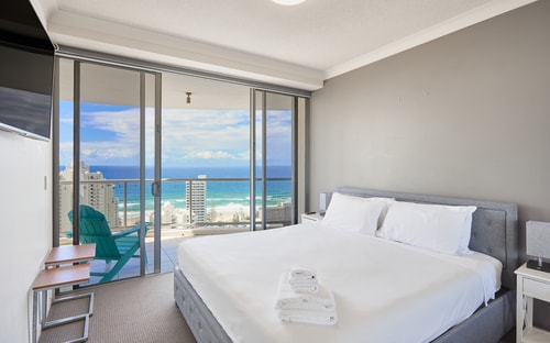 Oceanview 3 Bedroom Apartment in Heart of Surfers 7 Serain Residences