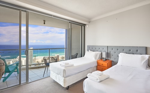 Oceanview 3 Bedroom Apartment in Heart of Surfers 8 Serain Residences