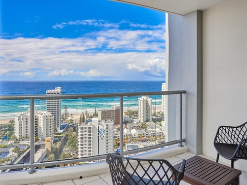 Oceanview 3 Bedroom Apartment in Heart of Surfers 5 Serain Residences