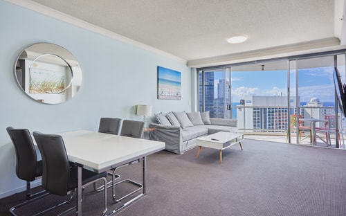 Oceanview 3 Bedroom Apartment in Heart of Surfers 10 Serain Residences