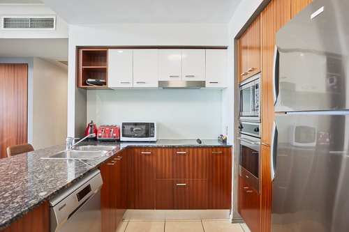 Oceanview 3 Bedroom Apartment in Heart of Surfers 12 Serain Residences