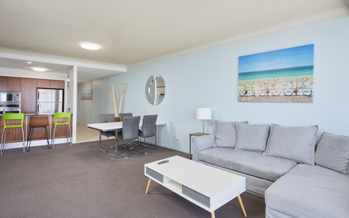 Oceanview 3 Bedroom Apartment in Heart of Surfers 11 Serain Residences