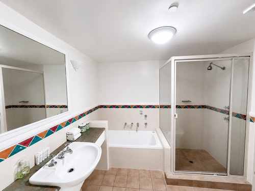 Crown Towers Stunning 1Bedroom Apt 3-min to Beach 4 Serain Residences