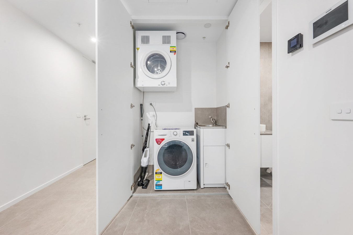 Chic Modern 1-Bedroom Apartment | Gym | Parking 11 Serain Residences