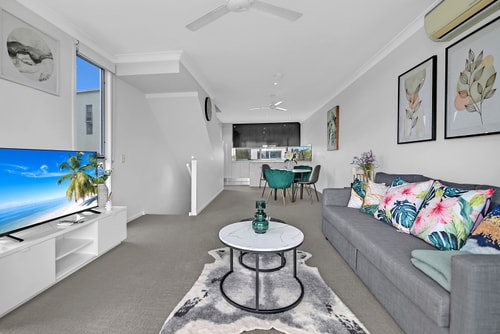 Water View Modern Three-level Townhouse in Carrara 0 Serain Residences
