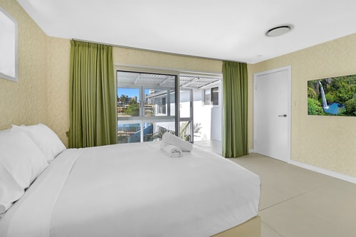 Spacious 4-Bedroom Riverside Home Surfers Paradise 5 Serain Residences