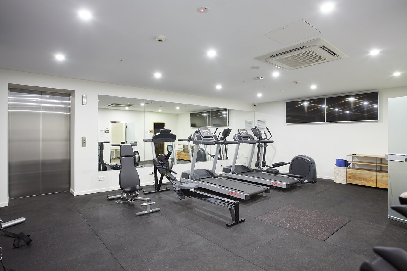 Comfy 2BR Apartment Central Surfers w/Parking 19 Serain Residences