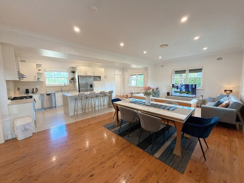 Burwood 4BR Family Home | Fast WiFi & Free Parking 0 Serain Residences