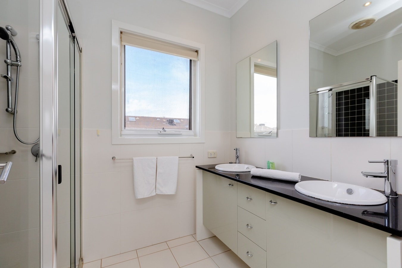 3 bedroom Townhouse next to River East Melbourne 14 Serain Residences