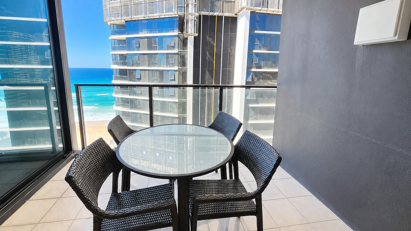 High Floor 1BR | 50m to Surfers Beach | 4 Guests 4 Serain Residences