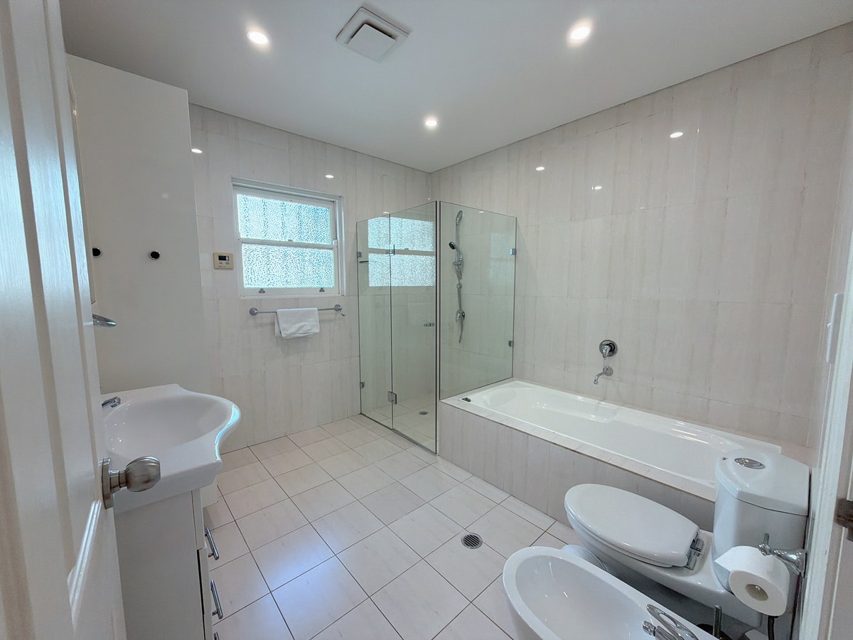 Burwood 4BR Family Home | Fast WiFi & Free Parking 5 Serain Residences