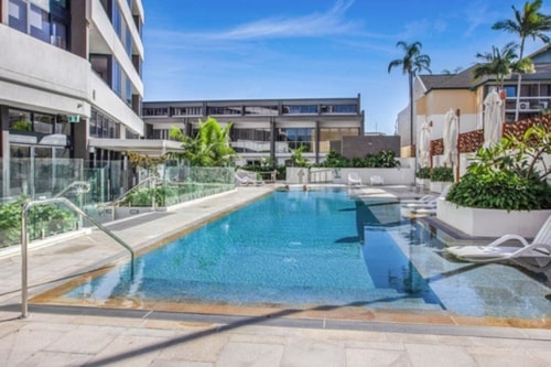 Comfy 2BR Apartment Central Surfers w/Parking 15 Serain Residences