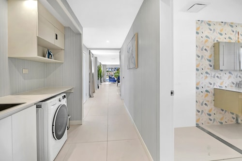 Spacious 4-Bedroom Riverside Home Surfers Paradise 16 Serain Residences