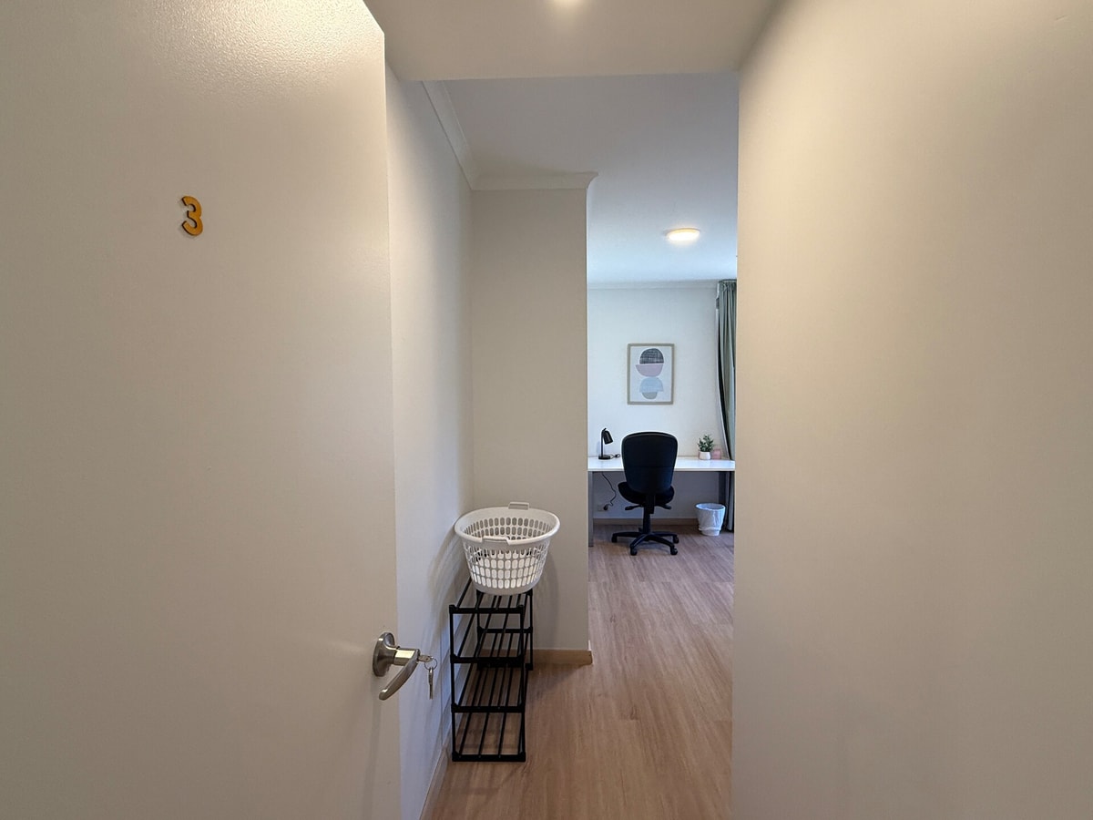 Cozy King Room | 5-Min Walk to ANU | Close to City 5 Serain Residences