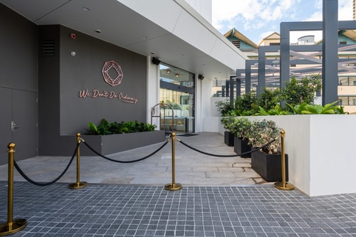 Comfy 2BR Apartment Central Surfers w/Parking 22 Serain Residences