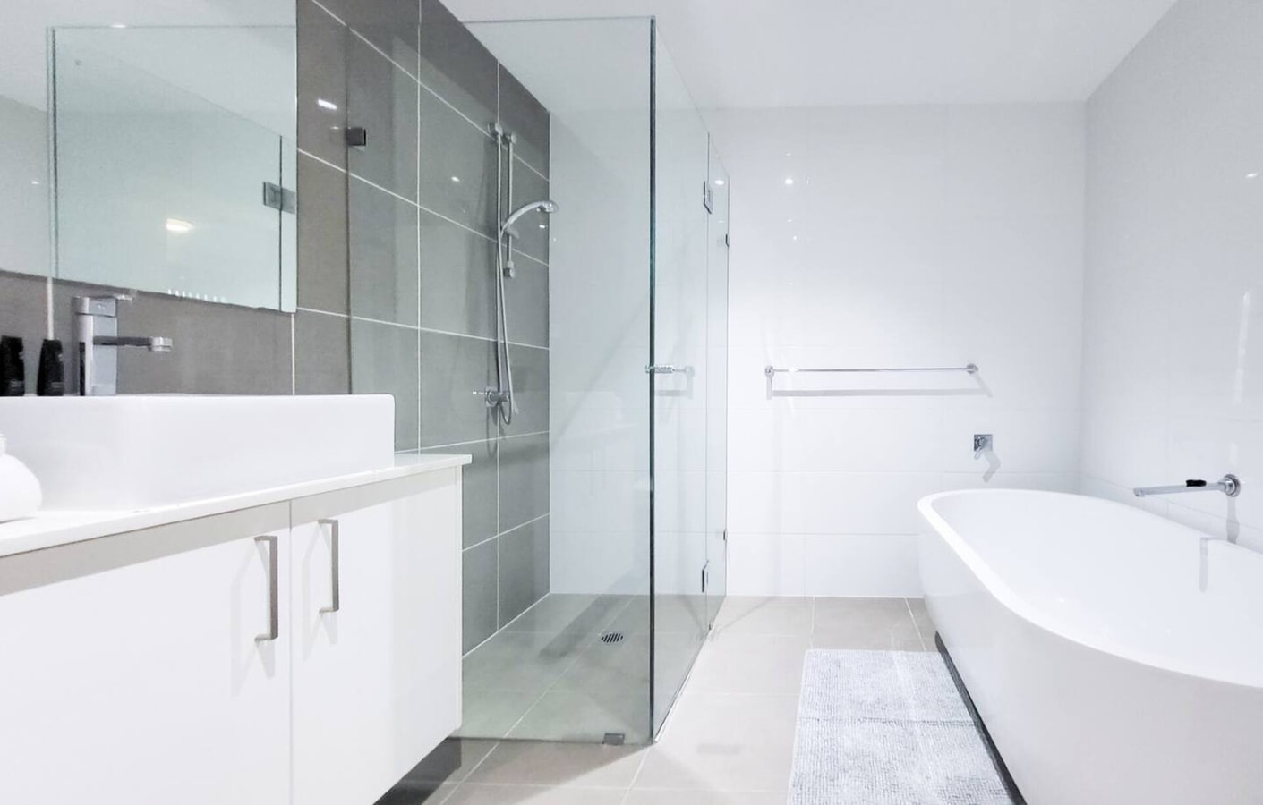 One bedroom Apartment walk to Gordon Train Station 10 Serain Residences