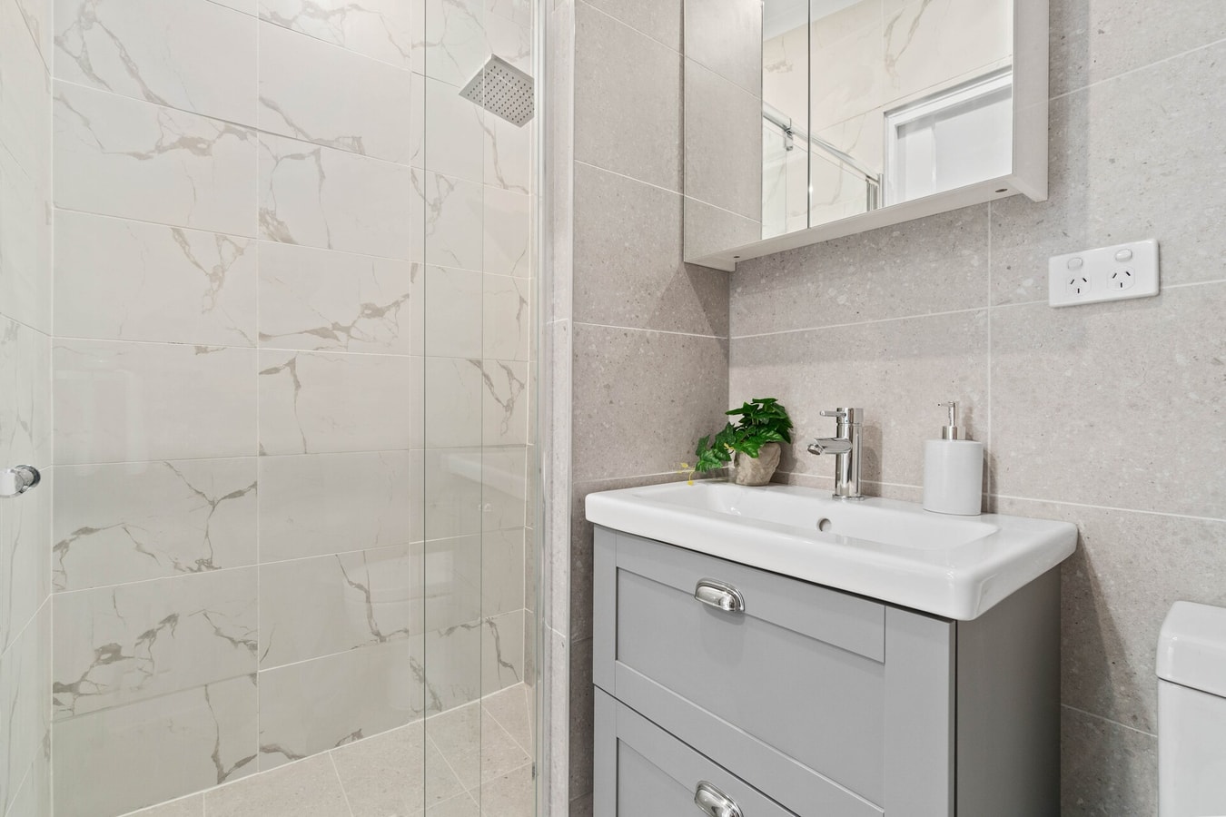 Stylish 2BR Retreat | Walk to Shops & 12min to CBD 15 Serain Residences