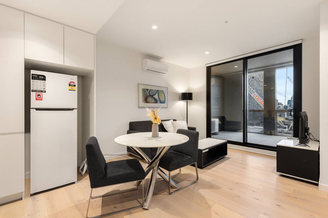 One-bedroom Modern Apartment in South Melbourne 1 Serain Residences