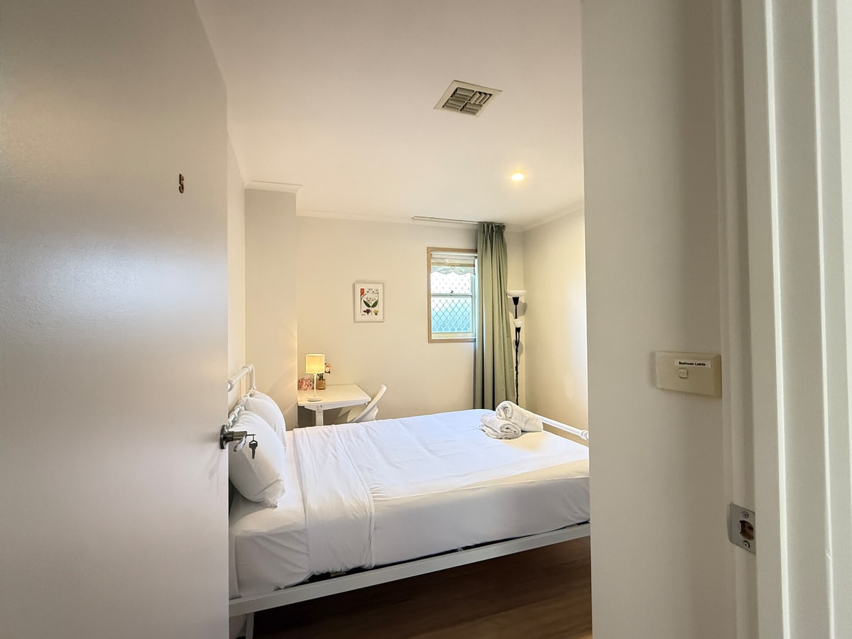 Cozy Queen Room Near ANU & City Centre | Parking Serain Residences