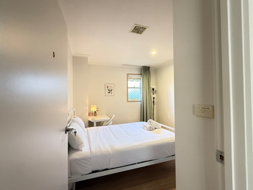 Cozy Queen Room Near ANU & City Centre | Parking 0 Serain Residences