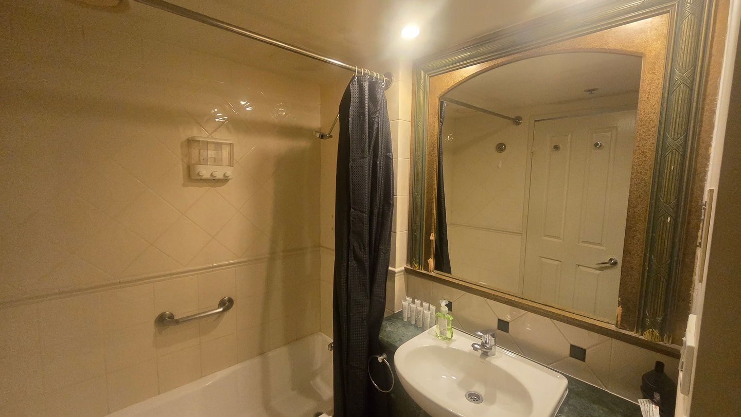 Central Located Queen Studio in Legend Hotel 5 Serain Residences