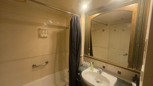 Central Located Queen Studio in Legend Hotel 5 Serain Residences