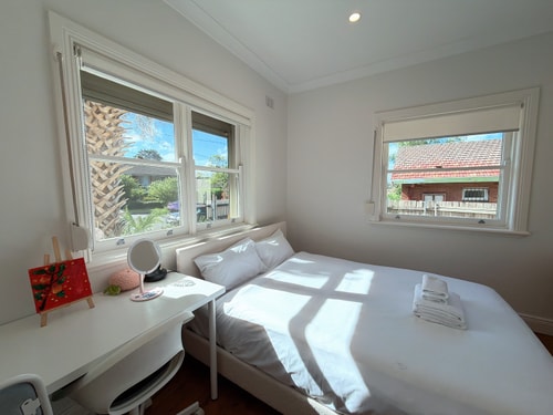 Burwood 4BR Family Home | Fast WiFi & Free Parking 1 Serain Residences