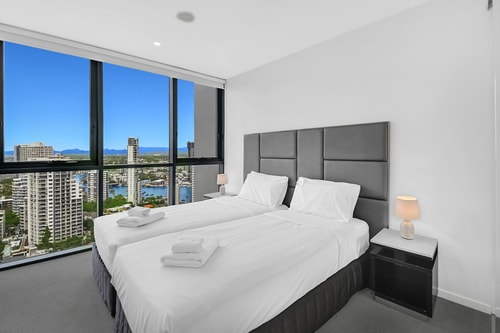 Cozy & Convenient 3-Bedroom Apt Surfers Paradise 3 Serain Residences