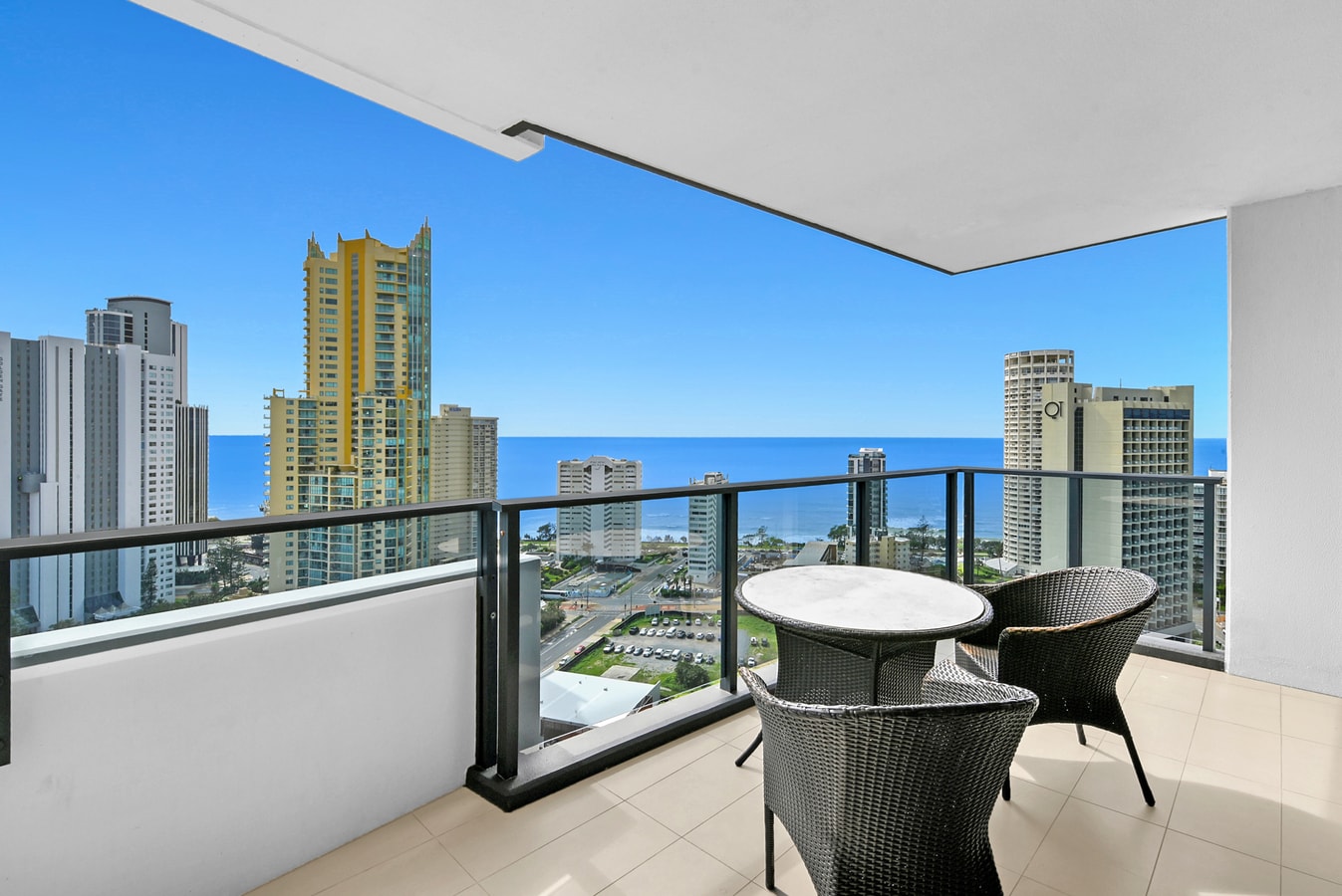 Cozy & Convenient 3-Bedroom Apt Surfers Paradise Serain Residences