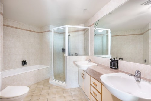 Spacious Ocean View 1-Bedroom + Parking in Surfers 5 Serain Residences