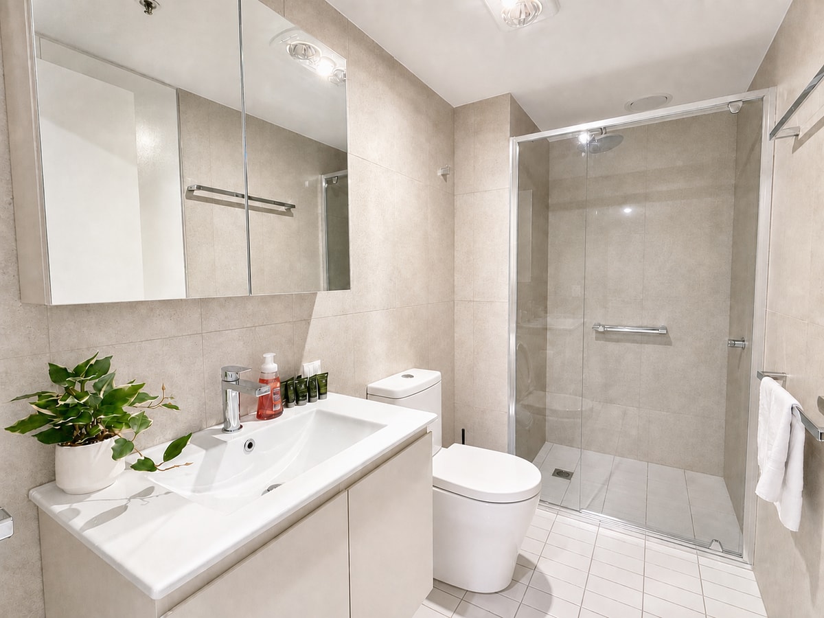 Vibrant 1BR Stay in Braddon | Parking | Near Tram 19 Serain Residences