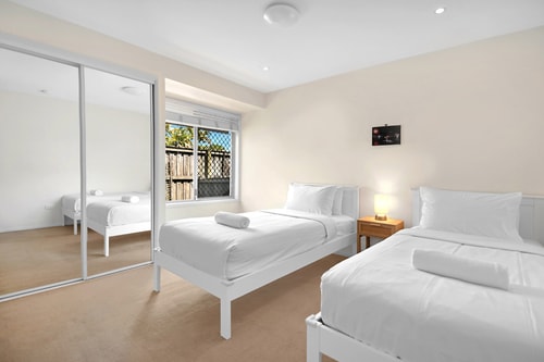 Relaxing 4BR Robina Escape with Parking & Pool 10 Serain Residences