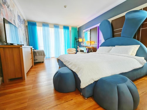 Blue Bunny-Eared Stay | Ocean View | 2min to Beach 2 Serain Residences