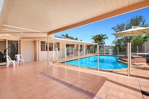 Relaxing 4BR Robina Escape with Parking & Pool 1 Serain Residences