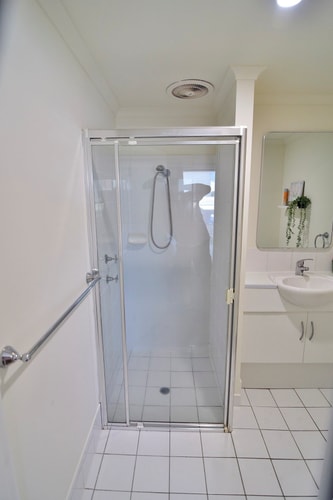 3BR Townhouse in Heart of Adelaide with Parking 14 Serain Residences