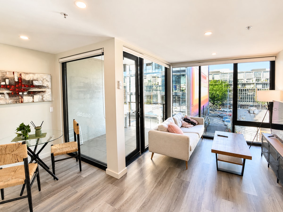 Vibrant 1BR Stay in Braddon | Parking | Near Tram 20 Serain Residences