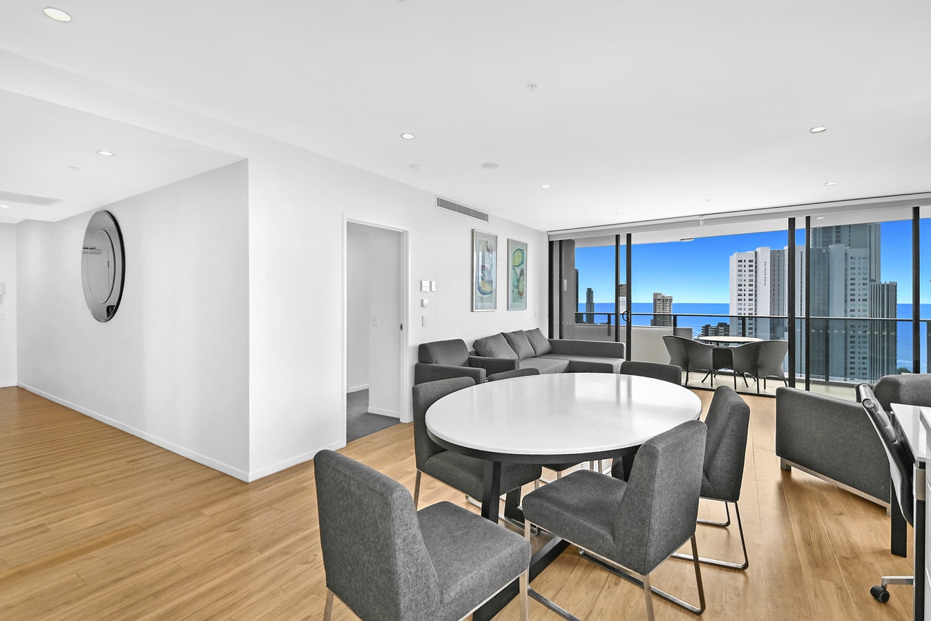 Cozy & Convenient 3-Bedroom Apt Surfers Paradise 28 Serain Residences