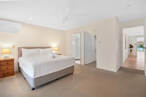 Relaxing 4BR Robina Escape with Parking & Pool 6 Serain Residences