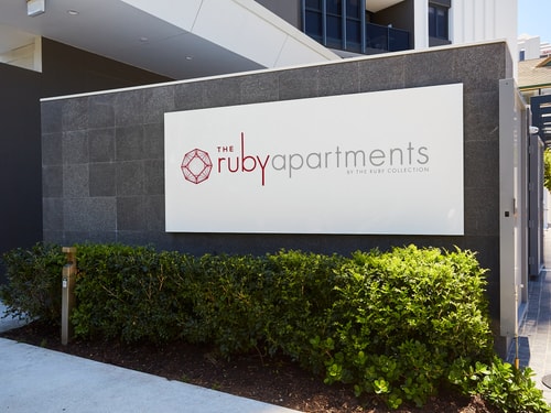 Comfy 2BR Apartment Central Surfers w/Parking 27 Serain Residences
