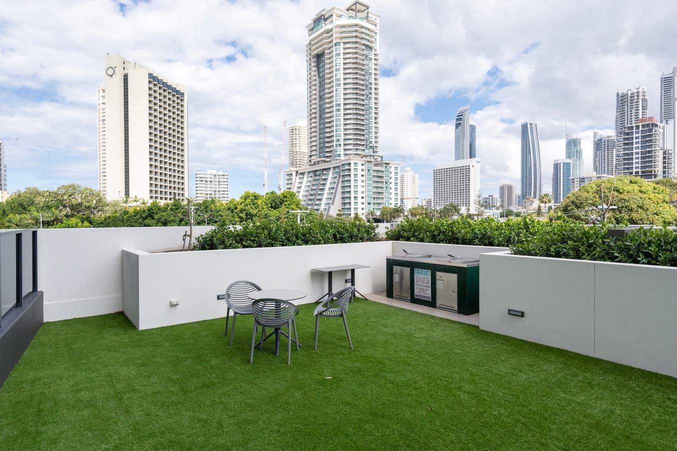 Comfy 2BR Apartment Central Surfers w/Parking 26 Serain Residences