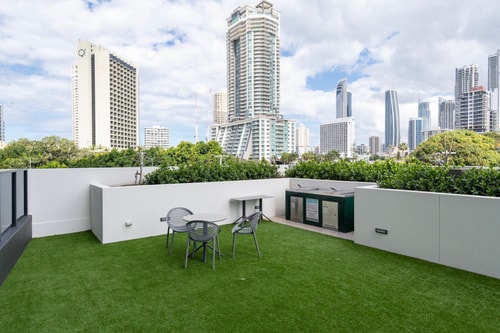 Comfy 2BR Apartment Central Surfers w/Parking 26 Serain Residences